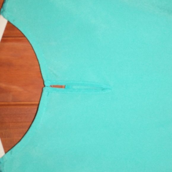 Merona woman's size SP sleeveless sheer top w front ruching, back fabric button - Picture 5 of 9